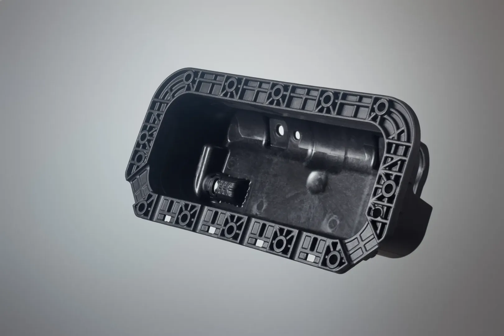 Airbag-Gehäuse mit Kaskadensteuerung