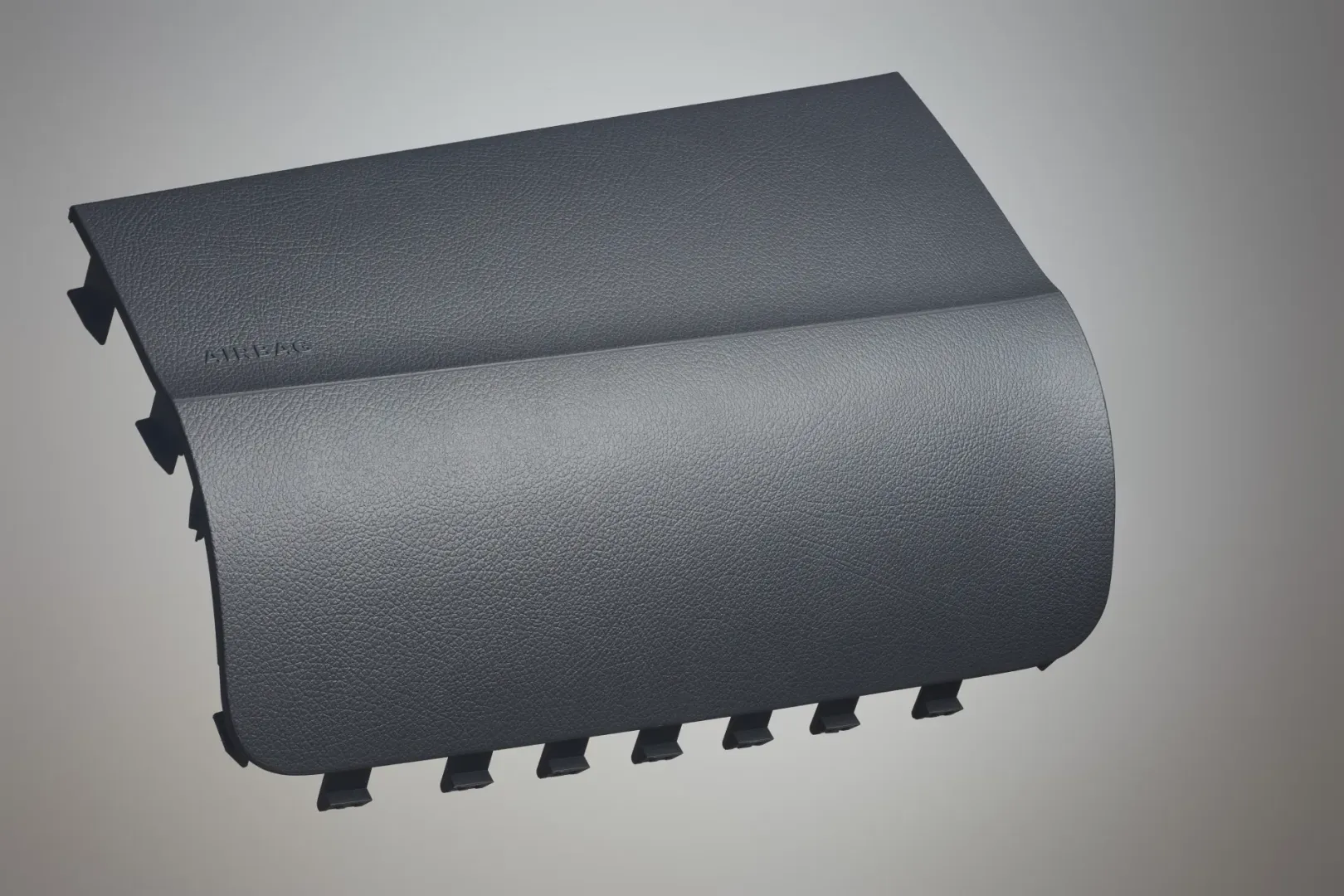 Airbag Abdeckung mit Kaskadensteuerung und chemischem Treibmittel und anschließender Lackierung